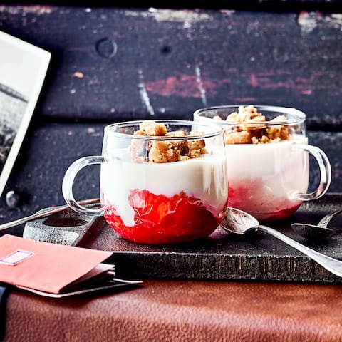 Wintercreme mit Grapefruit? Wir verraten Ihnen, wie die saure Frucht im Dessert mit feiner Joghurtcreme und gerösteten Butterstollen Ihr Menü abrundet!