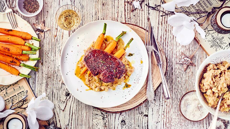 Mit unserem winterlichen Rinderfilet mit Honig-Majoran-Möhren an Zimt-Kartoffelstampf zaubern Sie die perfekte Hauptspeise für das große Weihnachtsessen! 