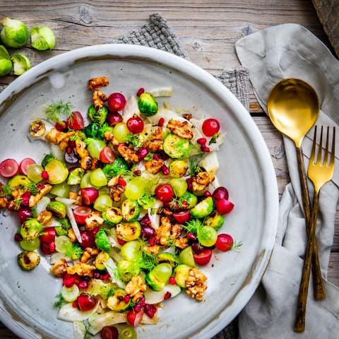 Da man im Winter ja bekanntlich besonders viele Vitamine braucht, gibt es hier eine Extraportion davon. Unser Wintersalat mit Rosenkohl, Walnüssen, Fenchel und Granatapfelkernen ist genau das Richtige für triste Wintertage. 