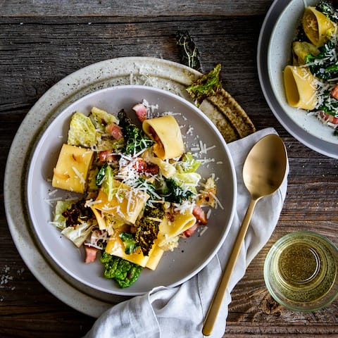 Mit Parmesan und Bacon schmeckt der zarte feine Kohl besonders lecker in unserer Wirsing-Pasta: Genau das richtige für den Herbst und Winter!