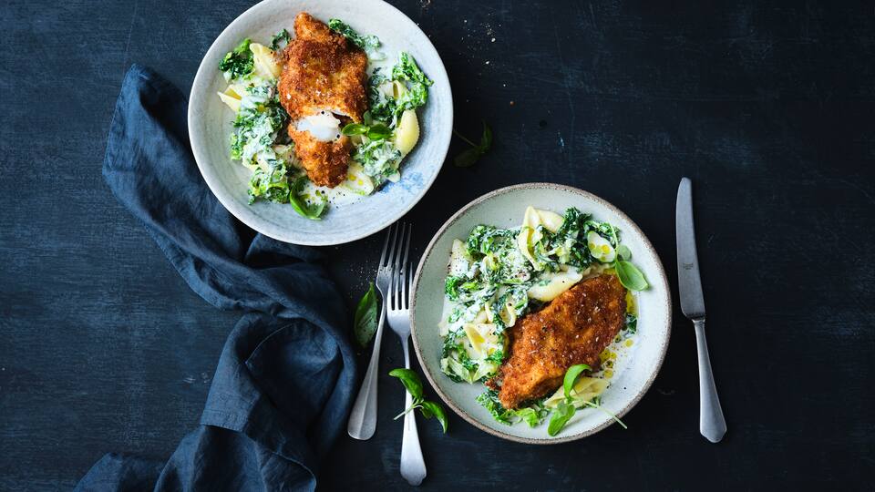 Der würzige Geschmack des Wirsings harmoniert perfekt mit dem ZIegengouda und der Pasta. Lecker fritiertes Kabeljaufilet komplettiert unsere Wirsing-Ziegenkäse-Pasta mit Kabeljau.