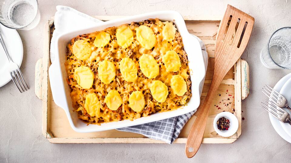 Wirsing-Liebhaber aufgepasst: Unser Wirsingauflauf mit Kartoffeln, Hackfleisch und sahniger Soße wird knusprig mit Käse überbacken und schmeckt superlecker. 