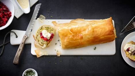 Probieren Sie unseren Wirsingstrudel mit herrlichem Cranberry-Nuss-Kompott und herzhafter Blauschimmelkäse-Soße.