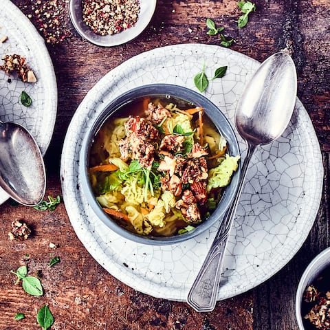 Eine herbstliche Suppe aus Wirsing und Käse: Probieren Sie unser Rezept für eine selbstgemachte Wirsingsuppe mit Parmesan und lassen Sie sich den Herbst schmecken!