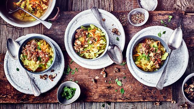 Wirsingsuppe mit Parmesan