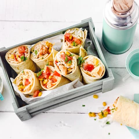 Unsere einfachen Wraps mit Hähnchenbrust und leichtem Tomaten-Joghurt-Dip sind ein herzhafter Tex-Mex-Genuss für die ganze Familie – unbedingt probieren!