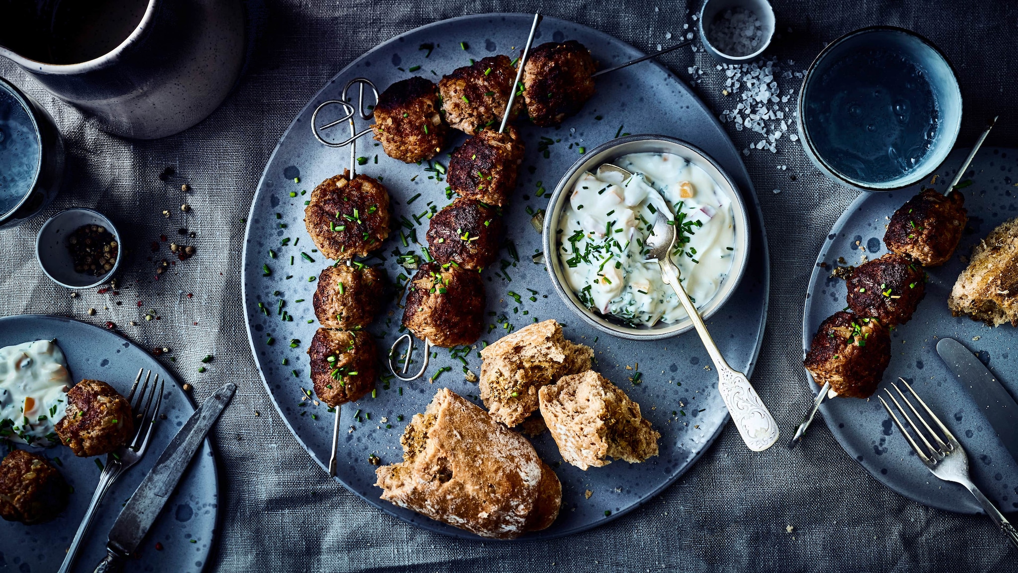 Würzige Hackbällchen mit Brot und Kräuterquark