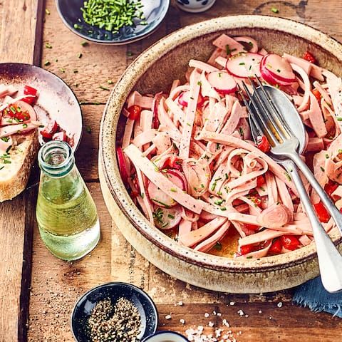 Probieren Sie unseren herzhaften Wurstsalat aus Lyoner, mit Radieschen und Paprikaschoten.