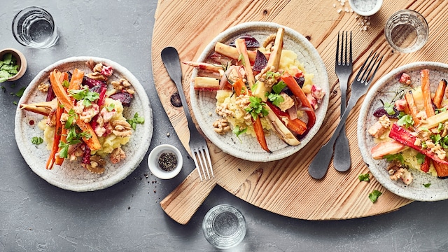 Ein „cleanes“ Hauptgericht mit allerlei frischen Zutaten: Wurzelgemüse aus dem Ofen mit selbstgemachtem Kartoffel-Sellerie-Stampf.