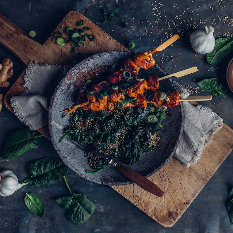 Yakitori-Spieße mit Spinat-Sesam-Salat