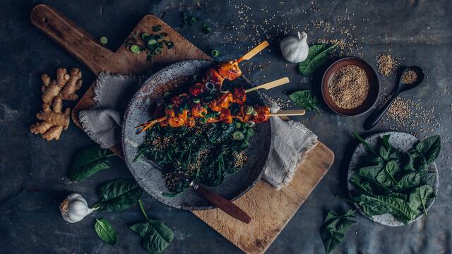 Yakitori-Spieße mit Spinat-Sesam-Salat