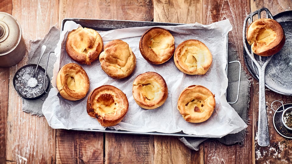 Hauptsächlich bekannt als Beilage zu herzhaften Fleisch-Gerichten – Yorkshire-Pudding kommt aus der englischen Küche und ist ganz einfach hergestellt.