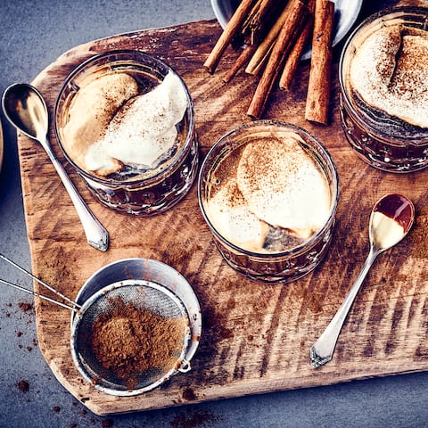 Hüttenzauber für zuhause - Ein heißer Genuss an kalten Wintertagen: Probieren Sie unseren Zimtkaffee mit Sahne, Honig und Kakao – aromatisch und süß!