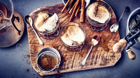 Hüttenzauber für zuhause - Ein heißer Genuss an kalten Wintertagen: Probieren Sie unseren Zimtkaffee mit Sahne, Honig und Kakao – aromatisch und süß!