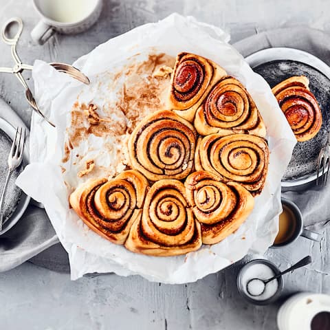 Der Duft von Zimtschnecken im Ofen ist unübertroffen. Und da sie auch noch so lecker sind backen wir daraus doch einfach einen köstlichen Zimtschneckenkuchen.