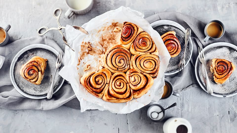 Der Duft von Zimtschnecken im Ofen ist unübertroffen. Und da sie auch noch so lecker sind backen wir daraus doch einfach einen köstlichen Zimtschneckenkuchen.