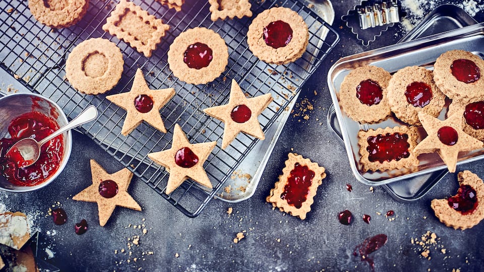 Kombinieren Sie Nuss und Marmelade zu einem fruchtig-aromatischen Mandelgebäck mit Füllung: Genießen Sie diese Plätzchen zu Weihnachten oder zwischendurch!