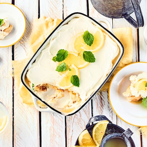 Cremig vollmundig wie ein Tiramisu und dazu leicht säuerlich und erfrischend durch Zitrone: Unser Rezept für selbstgemachtes Zitronen-Tiramisu. 
