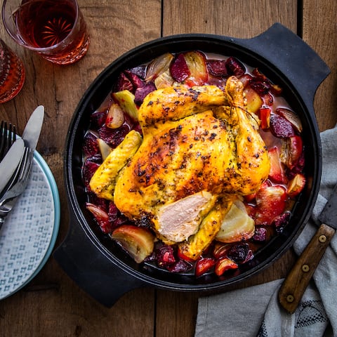 Zitronenhühnchen ist in der ganzen Welt zu finden, aber wir lieben es besonders als klassisches Zitronenhuhn mit Ofengemüse: Schön knusprig! 