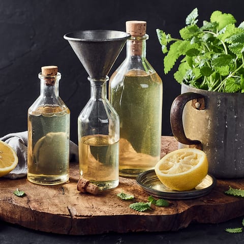 Unser selbstgemachter Zitronenmelisse-Sirup eignet sich sowohl für die Zubereitung von kühlen Sommergetränken wie auch für einen erfrischenden Tee in kalten Wintermonaten. 