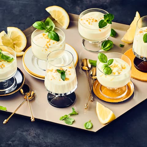 Ein erfrischendes Dessert für den Sommer gefällig? Unser Rezept für selbstgemachtes Zitronenmousse ist ganz einfach und genau das Richtige wenn es nicht immer Schokolade sein soll.