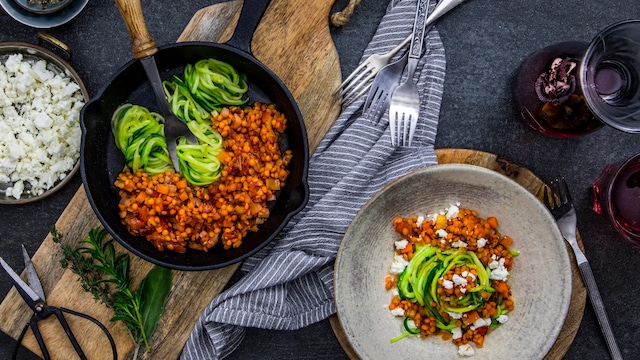Zoodles sind die kohlenhydratarme Variante zu normalen Nudeln und dazu noch richtig lecker! Die aus Zucchini hergestellten Streifen lassen sich am besten mit einer vegetarischen Linsenbolognese und aromatischem Feta kombinieren. 