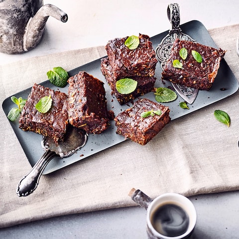 Diese Kombi müssen Sie probieren! Saftige Brownies aus Schokolade und Zucchini können je nach Belieben sogar vegan zubereitet werden – einfach die Vollmilch durch Mandelmilch ersetzen. 