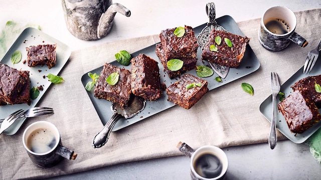 Diese Kombi müssen Sie probieren! Saftige Brownies aus Schokolade und Zucchini können je nach Belieben sogar vegan zubereitet werden – einfach die Vollmilch durch Mandelmilch ersetzen. 