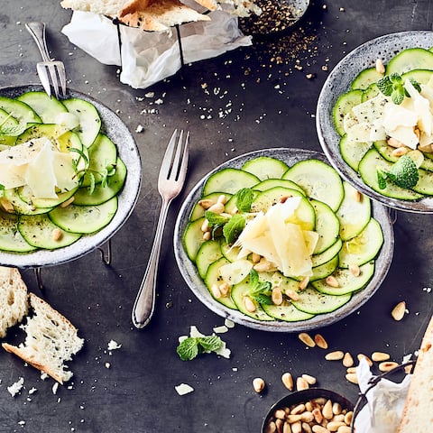 Eine tolle vegetarische Alternative zum klassischen Carpaccio und perfekt als Vorspeise servierbar: Unser Rezept für Zucchini Carpaccio ist ganz einfach und lässt sich gut vorbereiten
