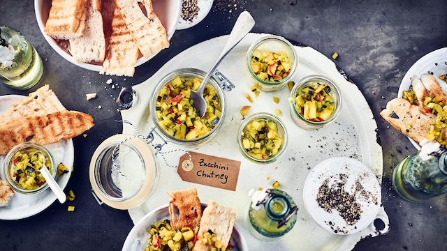 Zucchini-Chutney schmeckt hervorragend als Dip zu Reis- und Fleischgerichten oder pur mit etwas Weißbrot. Im Kühlschrank gelagert hält sich das Chutney etwa 4 Wochen. 