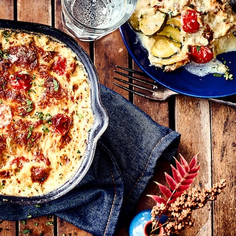 Kochen Sie unser feines Gratin aus Kartoffeln und Zucchini! Mit Käse überbacken und mit Tomaten verfeinert, eignet sich das Gericht auch für Kochanfänger!