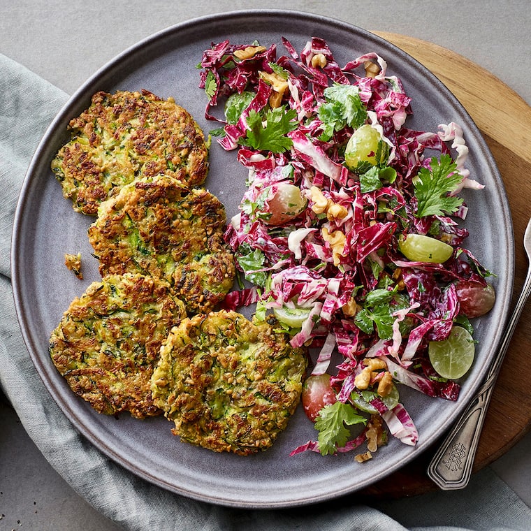 Zucchini-Küchlein auf Salat