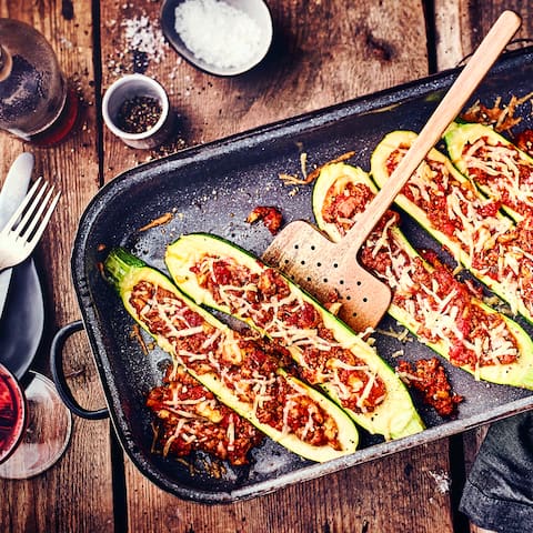 Zucchini sind so vielseitig und lassen einiges mit sich machen. Daher haben wir die Zucchini einmal mit Hackfleisch und Tomaten gefüllt.