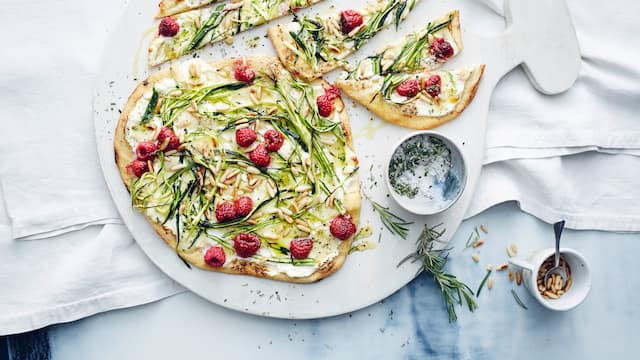 Zucchini-Pizza mit Himbeeren