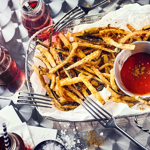 Gesünder als normale Pommes und mit frischem Kräuter-Dip ein echter Genuss sollten Sie unser Rezept für selbstgemachte Zucchini Pommes unbedingt einmal ausprobieren. 