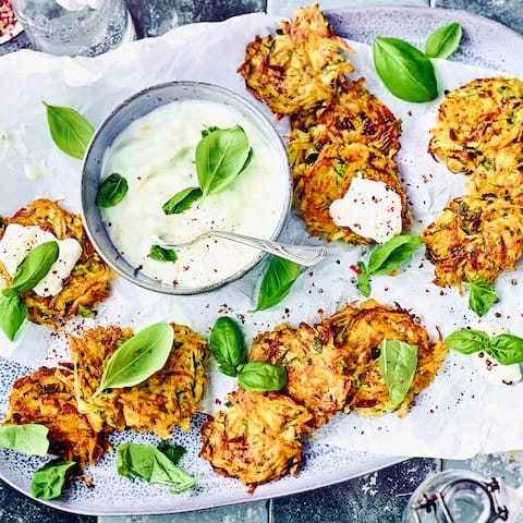 Probieren Sie doch mal Zucchini-Reibekuchen indem Sie neben Kartoffeln auch noch Zucchini reiben. Die Reibekuchen werden knusprig angebraten und mit einem selbstgemachten Dip mit Ziegenfrischkäse serviert!