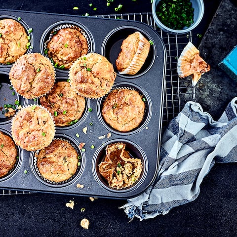 Sie snacken gerne herzhaft? Probieren Sie unsere Zucchini-Tomaten-Muffins. Hier erfahren Sie, worauf Sie bei der Zubereitung achten müssen.