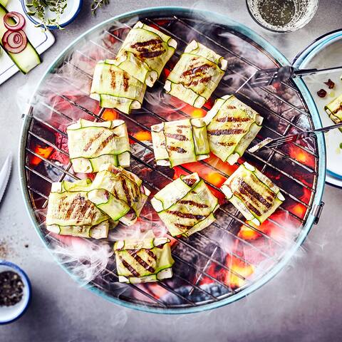Ganz fix eingepackt und ab auf den Grill: Bei unserem Rezept für Zucchinipäckchen wird Feta mit Zwiebeln und getrockneten Tomaten in Zucchini eingeschlagen und so gegrillt: Ganz einfach und dazu super lecker!