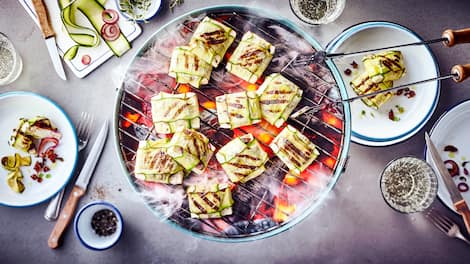 Ganz fix eingepackt und ab auf den Grill: Bei unserem Rezept für Zucchinipäckchen wird Feta mit Zwiebeln und getrockneten Tomaten in Zucchini eingeschlagen und so gegrillt: Ganz einfach und dazu super lecker!