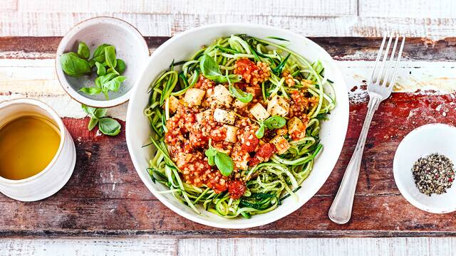 Zucchinispaghetti mit Bulgur