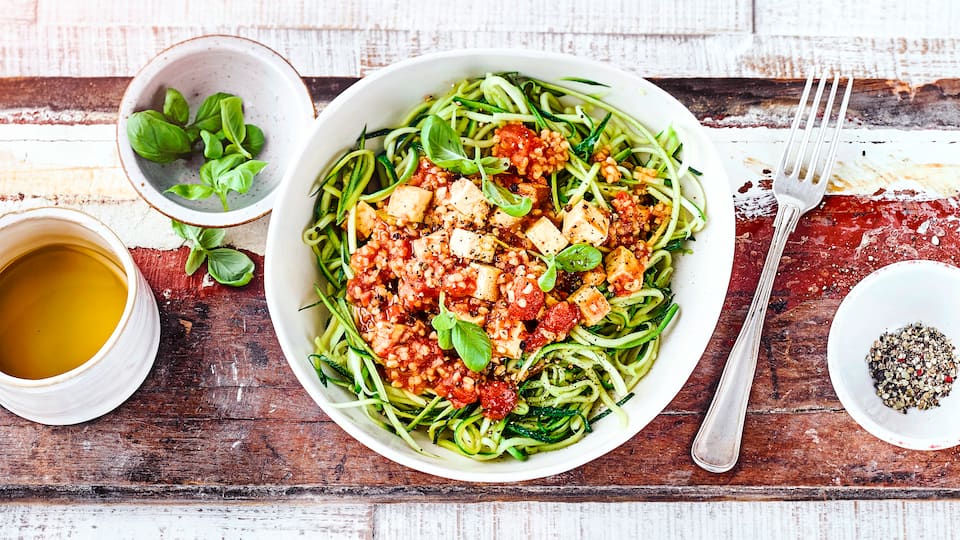 Die angesagte Low-Carb-Alternative zu klassischen Weizennudeln: Das geht mit unserem Rezept für Zucchini-Spaghetti mit Bulgur und geräuchertem Tofu – fertig in 15 Minuten!