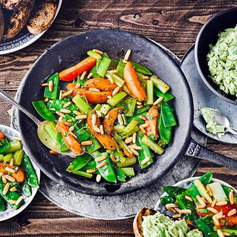 Haben Sie Lust auf ein einen vegetarischen Snack? Dann probieren Sie mal unser Zuckerschotengemüse mit einem pikanten Dip aus Avocado und Fetakäse!