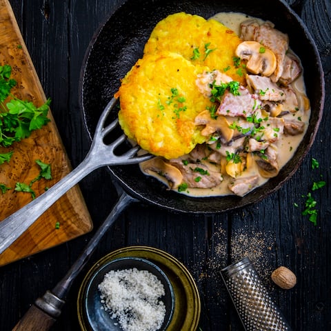 Mit Champignons, Sherry und Sahne verfeinert wird unser Zürcher Geschnetzeltes zu selbstgemachten Rösti serviert!