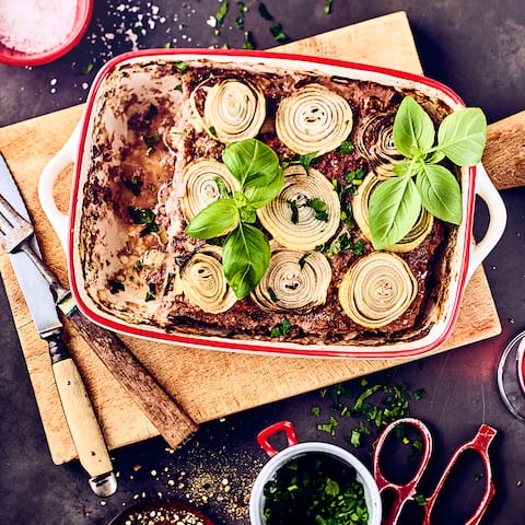 Für unser einfaches Rezept für einen herzhaften Zwiebel-Hackbraten mit Senf und Ei benötigen Sie nur sieben Zutaten – probieren Sie es gleich mal aus!