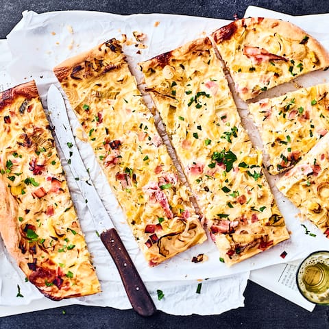 Ein Blech voll herzhaftem Genuss: Überraschen Sie Ihre Gäste mit einem köstlichen Zwiebel-Lauchkuchen und backen Sie nach unserem Rezept!