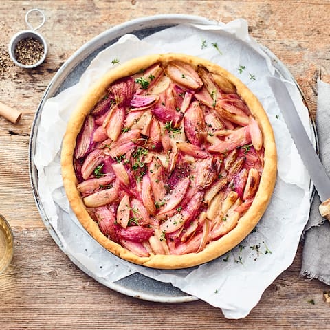 Unser Rezept für Zwiebelkuchen besticht mit einem knusprigen Hefeteig sowie einem leicht süßlichen Belag aus Schalotten, die vorher mit Weißwein und Balsamico abgelöscht werden. 