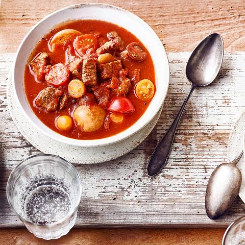 Probieren Sie unser Rezept für ein zyprisches Stifado einmal aus: Rindfleischwürfel geschmort mit Tomaten und Zwiebeln – ohne Gluten und Laktose!