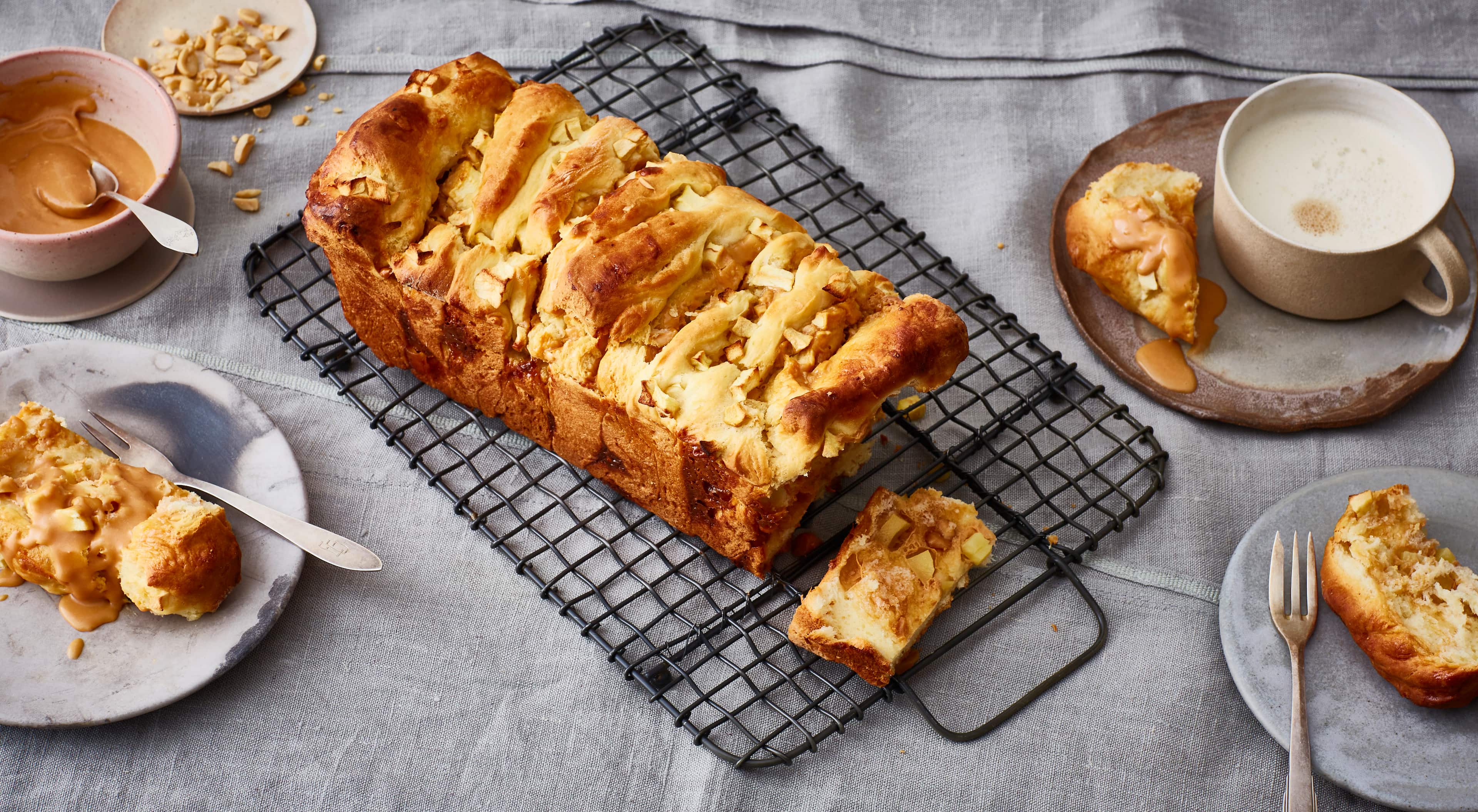 Apfel-Karamell-Erdnuss-Zupfbrot - Rezept | EDEKA