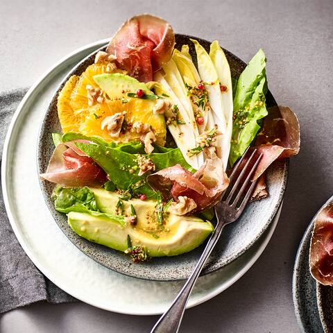 Probieren Sie unseren leckeren Avocado-Chicoree-Salat mit einer fruchtigen Note Orange, Bündnerfleisch und gerösteten Walnüssen.