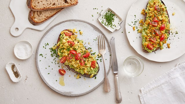 Avocado-Toast mit Rühr-Tofu